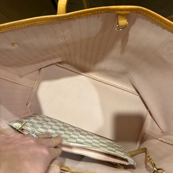 Louis Vuitton Neverfull MM - Picture 11 of 14